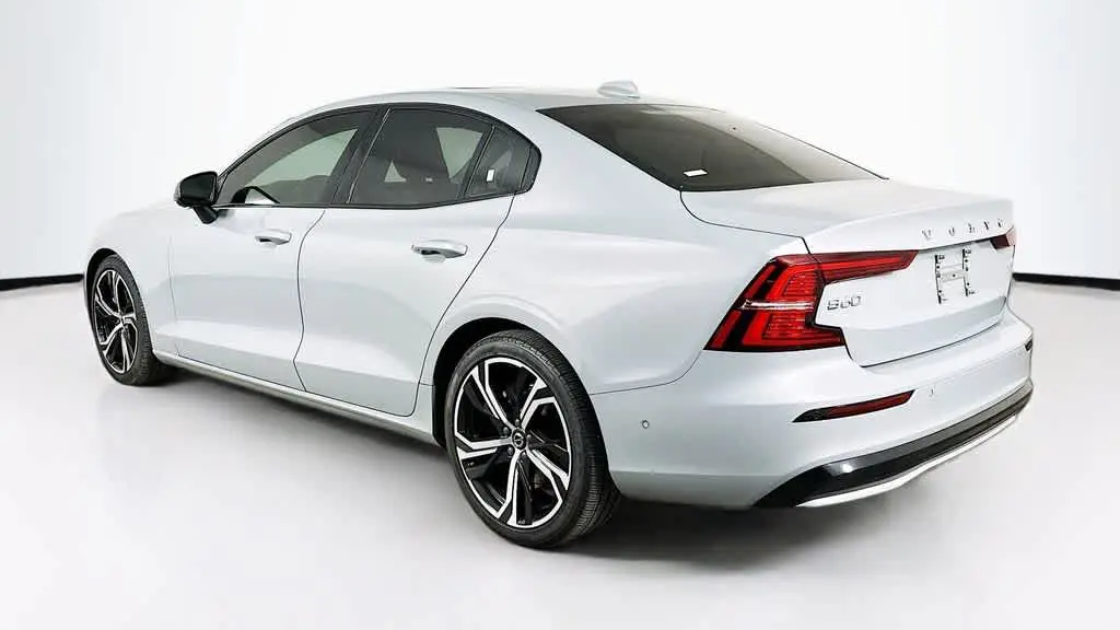 2024 Volvo S60 B5 Plus Dark Theme