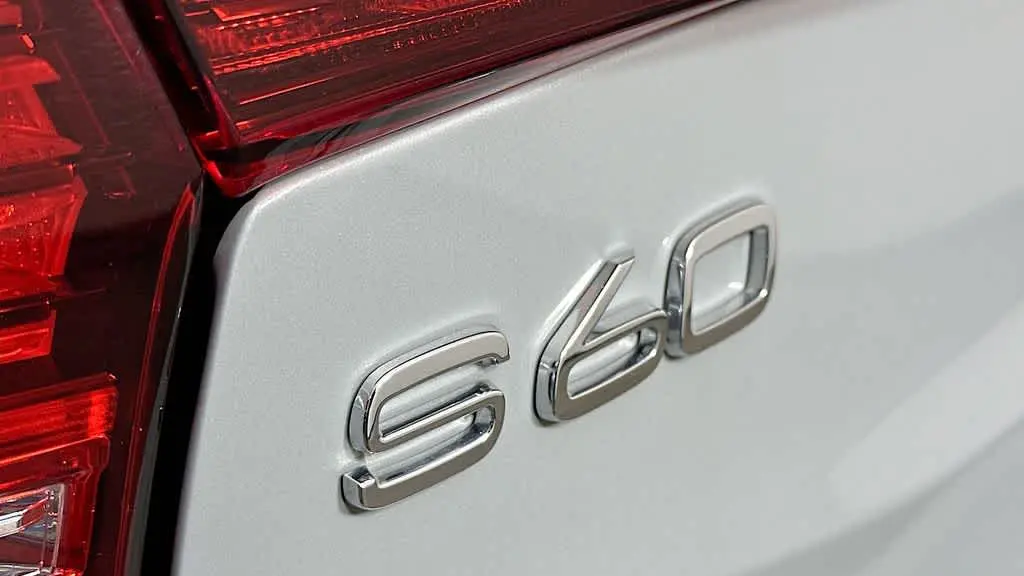 2024 Volvo S60 B5 Plus Dark Theme