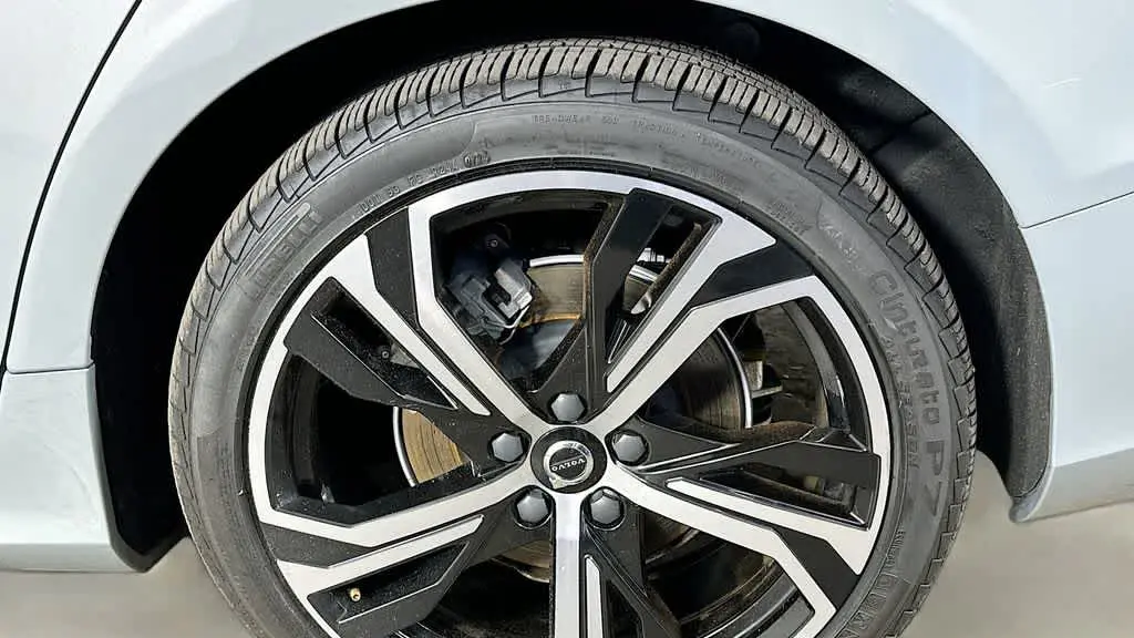 2024 Volvo S60 B5 Plus Dark Theme
