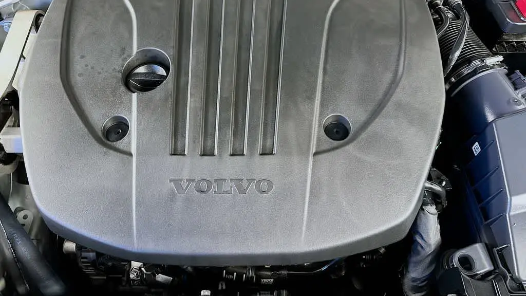 2024 Volvo S60 B5 Plus Dark Theme