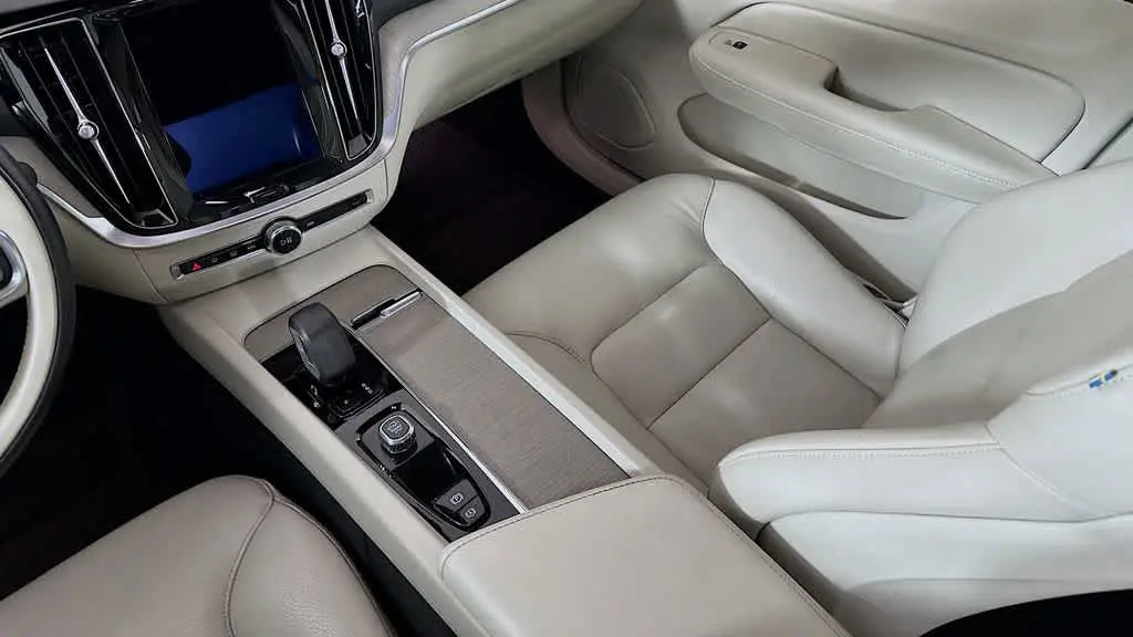 2024 Volvo S60 B5 Plus Dark Theme