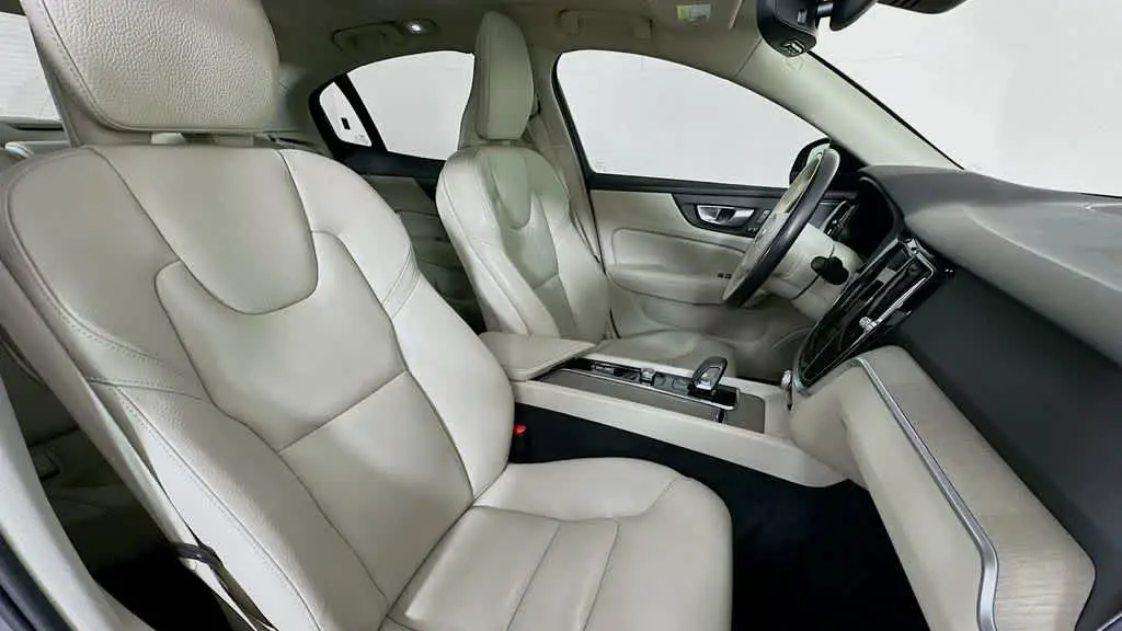 2024 Volvo S60 B5 Plus Dark Theme