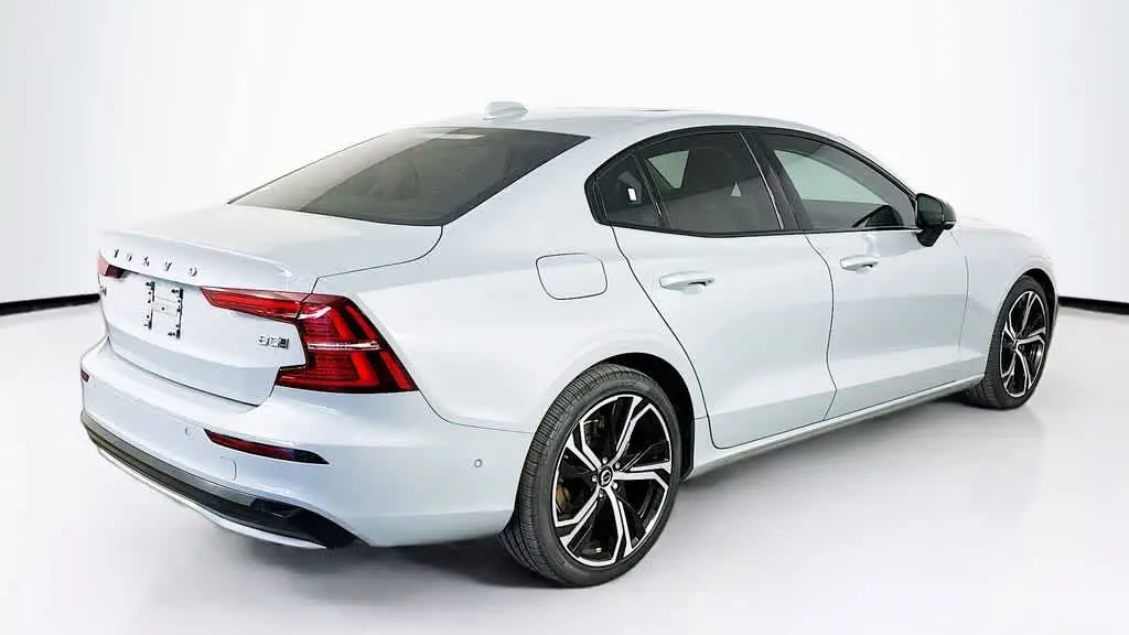 2024 Volvo S60 B5 Plus Dark Theme