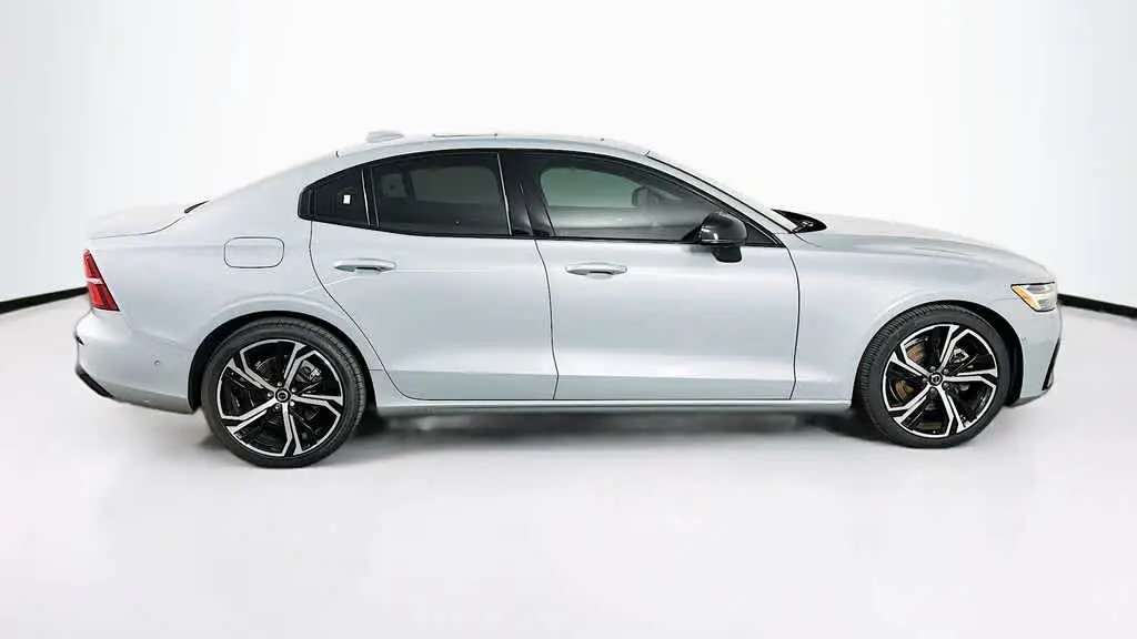 2024 Volvo S60 B5 Plus Dark Theme