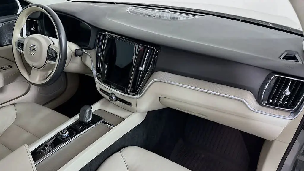 2024 Volvo S60 B5 Plus Dark Theme