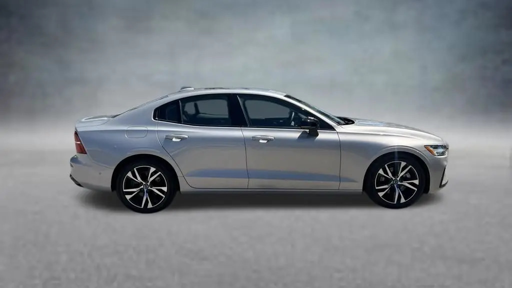 2024 Volvo S60 B5 Plus Dark Theme