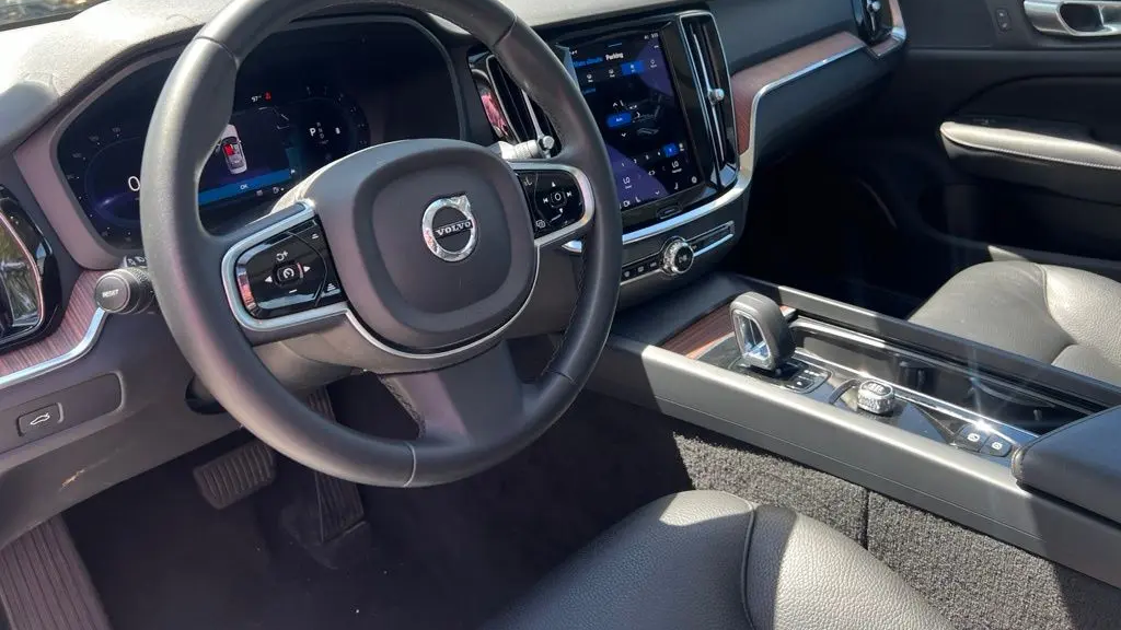 2024 Volvo S60 B5 Plus Dark Theme