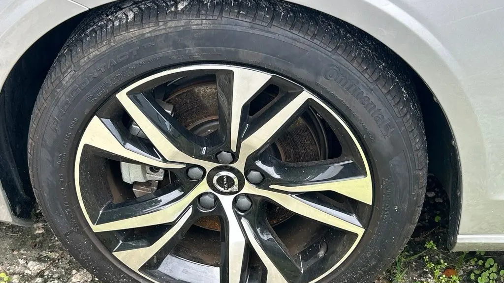 2024 Volvo S60 B5 Plus Dark Theme