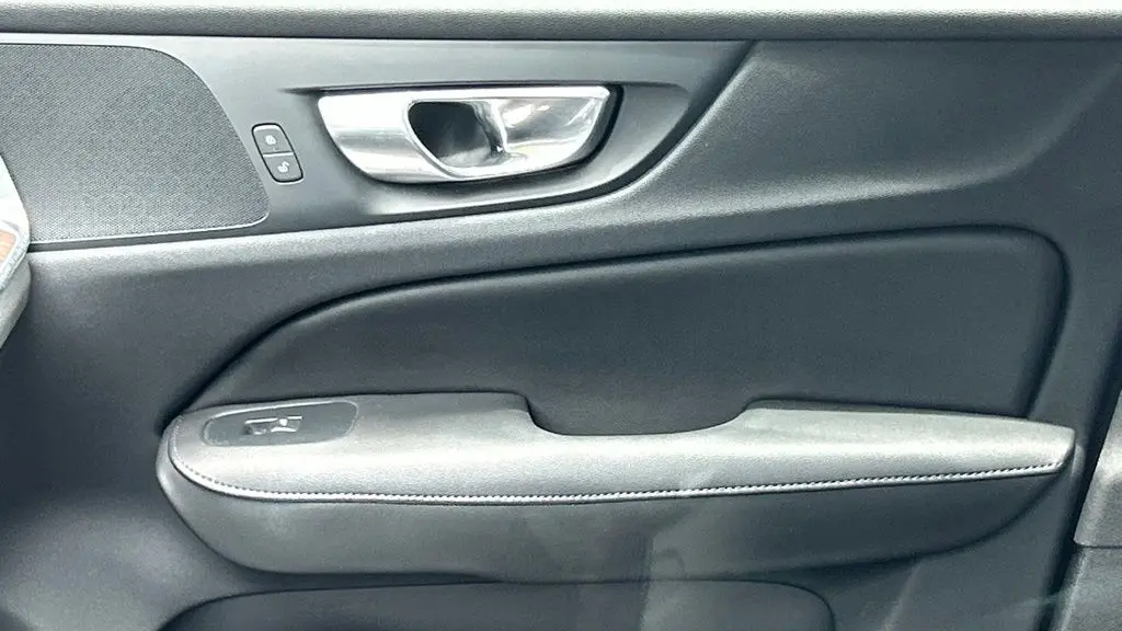 2024 Volvo S60 B5 Plus Dark Theme