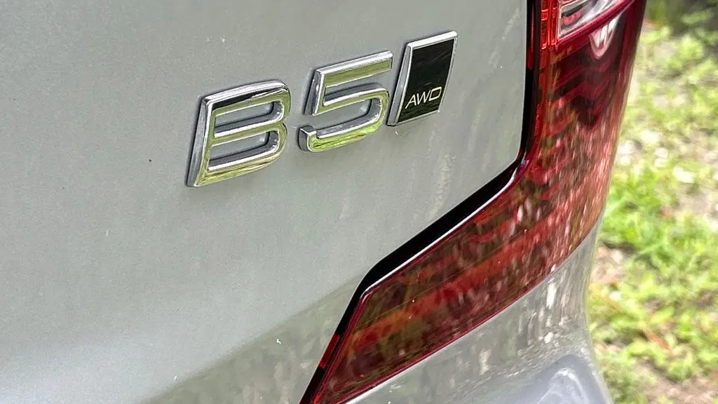 2024 Volvo S60 B5 Plus Dark Theme