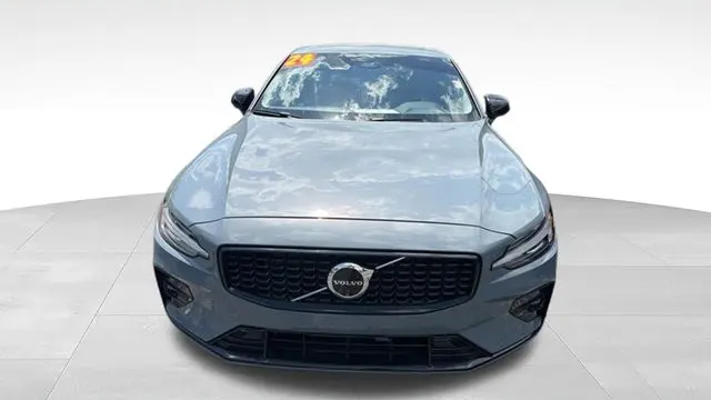 2024 Volvo S60 B5 Plus Dark Theme