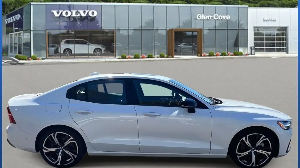 2023 Volvo S60 B5 Plus Dark Theme