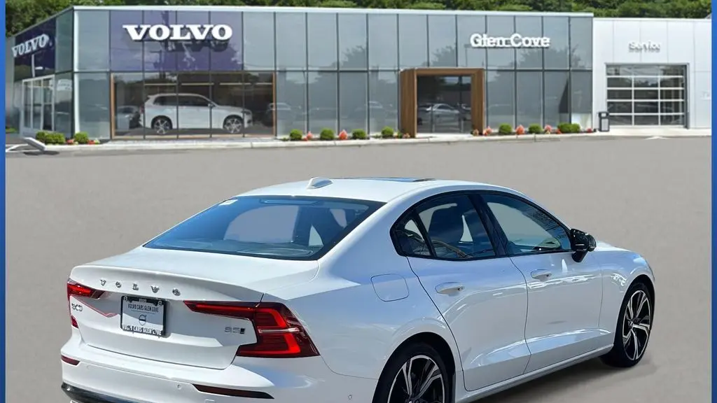 2023 Volvo S60 B5 Plus Dark Theme
