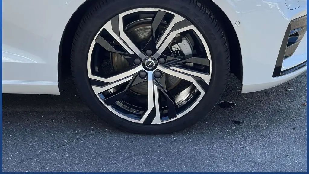 2023 Volvo S60 B5 Plus Dark Theme