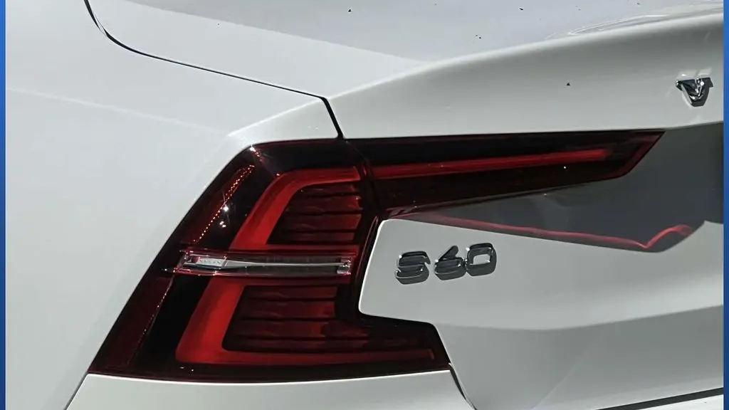 2023 Volvo S60 B5 Plus Dark Theme