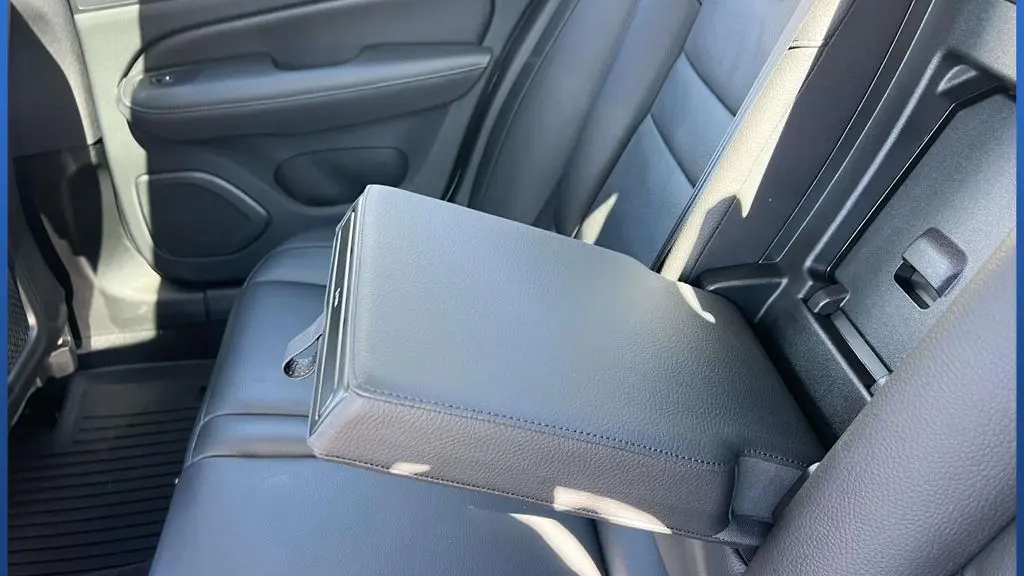 2023 Volvo S60 B5 Plus Dark Theme