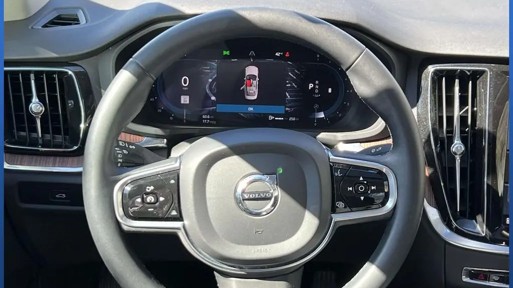 2023 Volvo S60 B5 Plus Dark Theme
