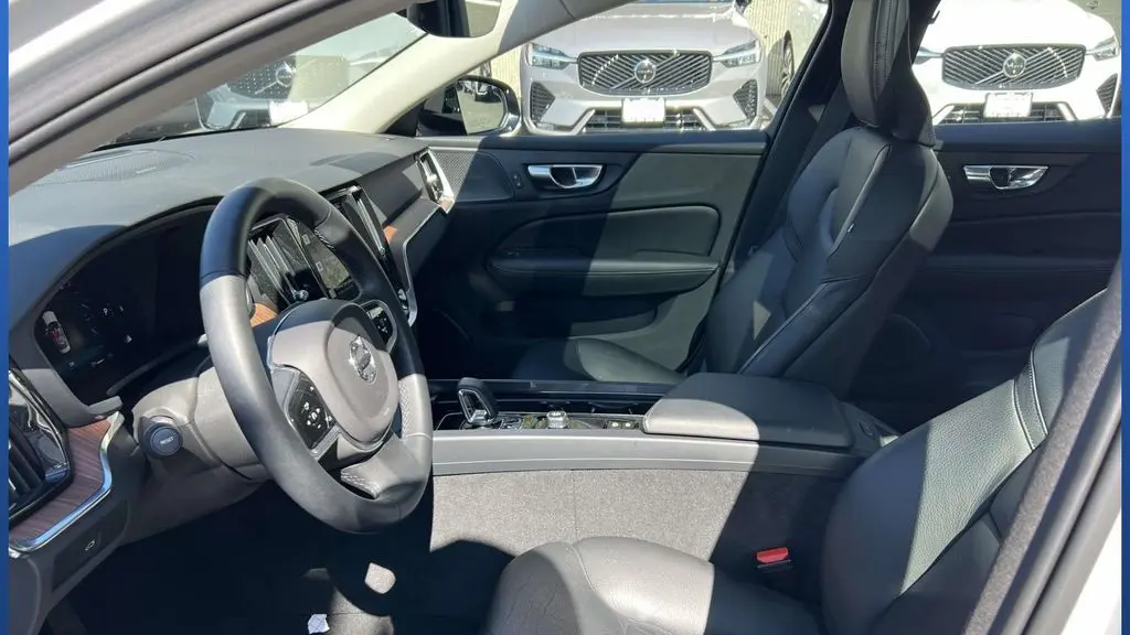 2023 Volvo S60 B5 Plus Dark Theme
