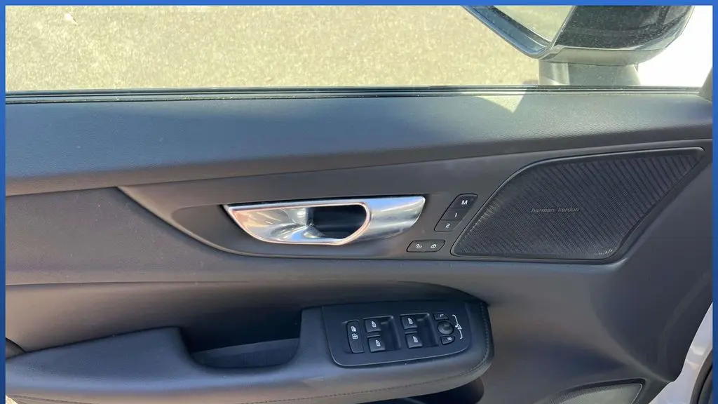 2023 Volvo S60 B5 Plus Dark Theme