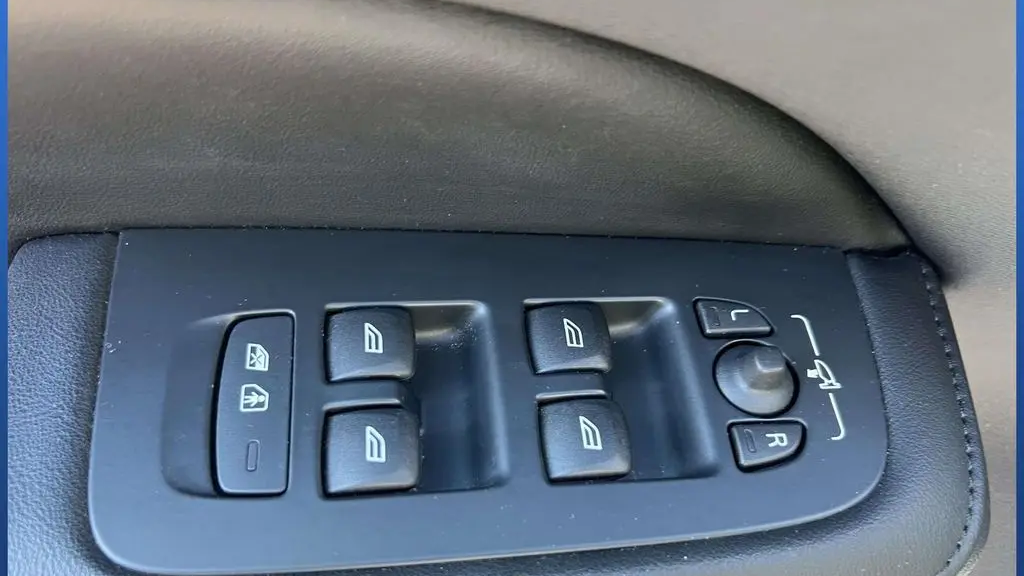 2023 Volvo S60 B5 Plus Dark Theme