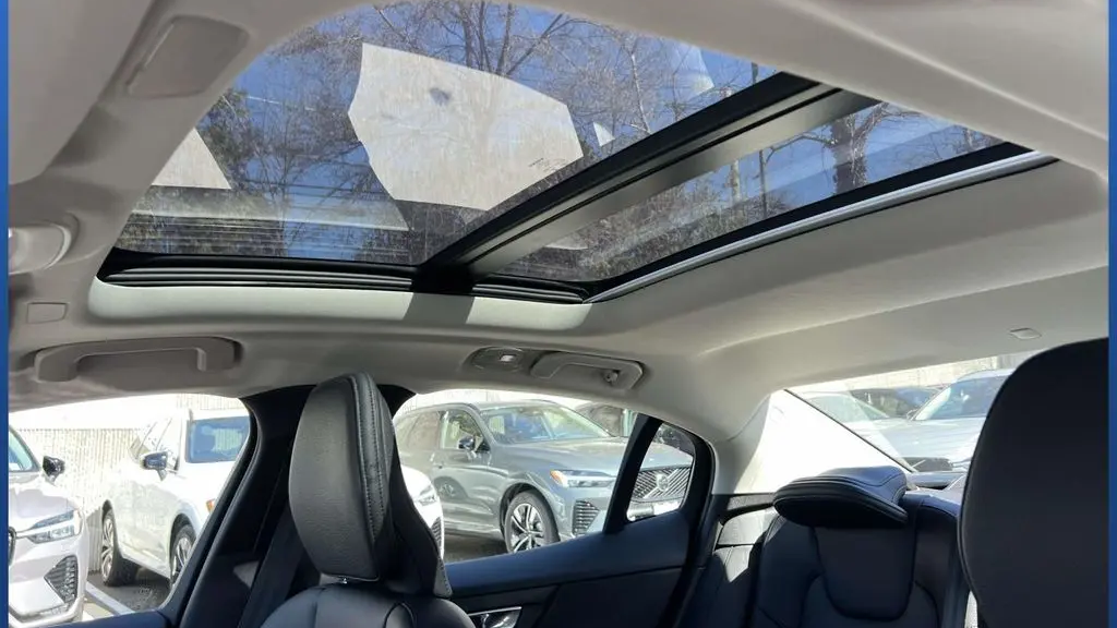 2023 Volvo S60 B5 Plus Dark Theme