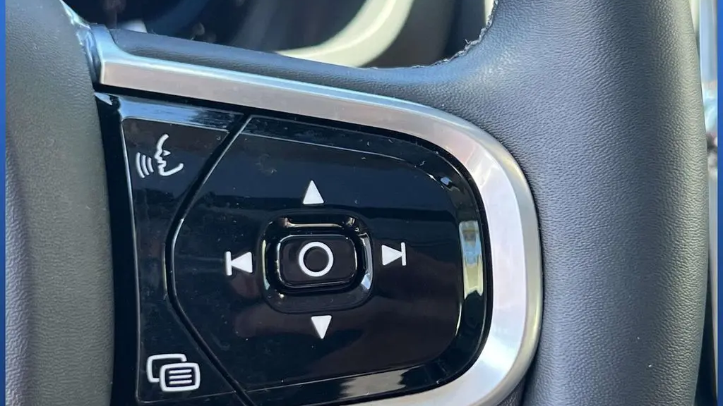 2023 Volvo S60 B5 Plus Dark Theme