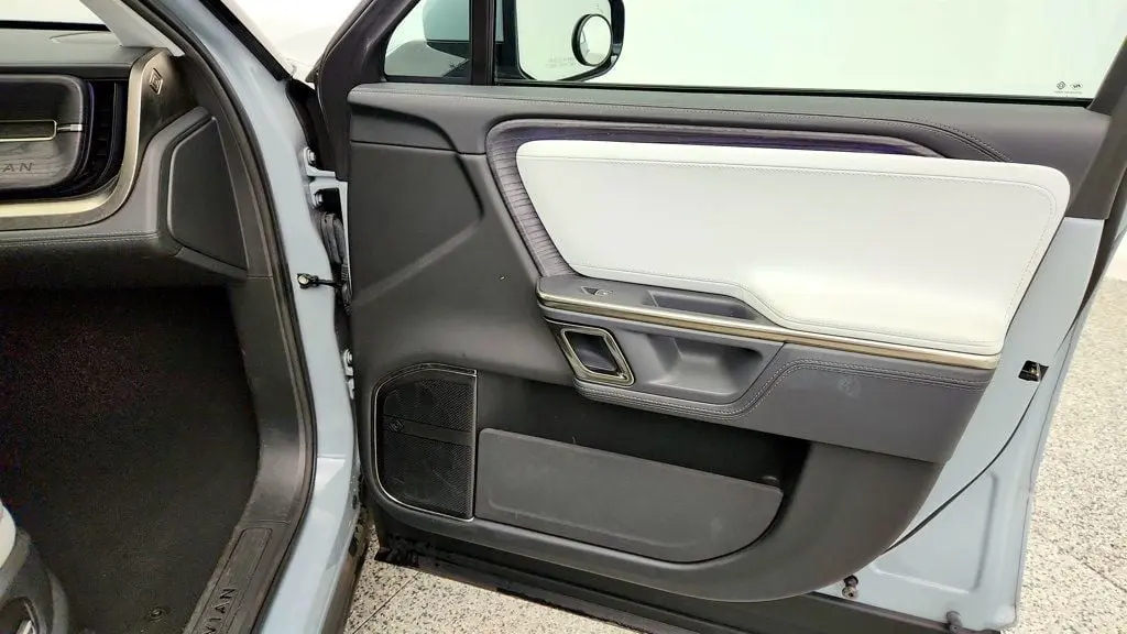 2024 Rivian R1S Adventure