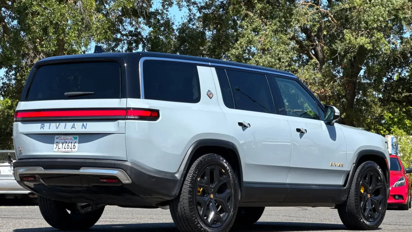 2024 Rivian R1S Adventure