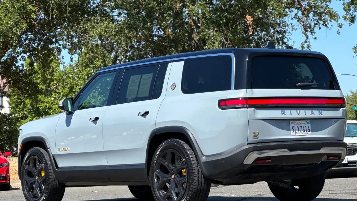 2024 Rivian R1S Adventure