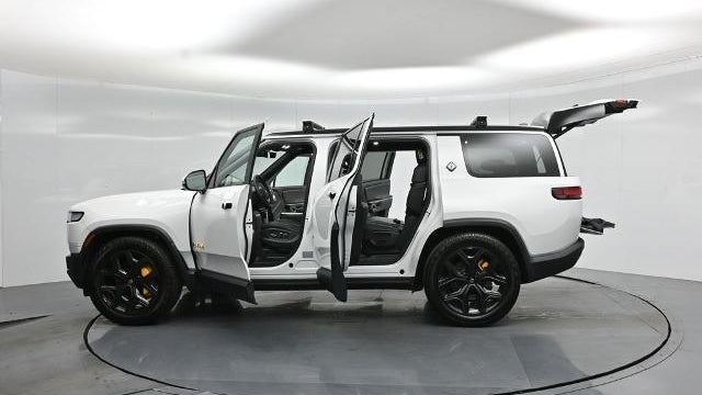 2024 Rivian R1S Adventure