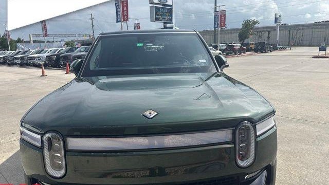 2024 Rivian R1S Adventure