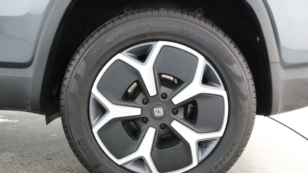 2024 Rivian R1S Adventure