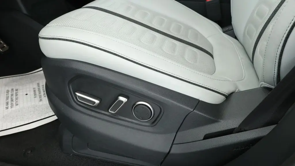 2024 Rivian R1S Adventure
