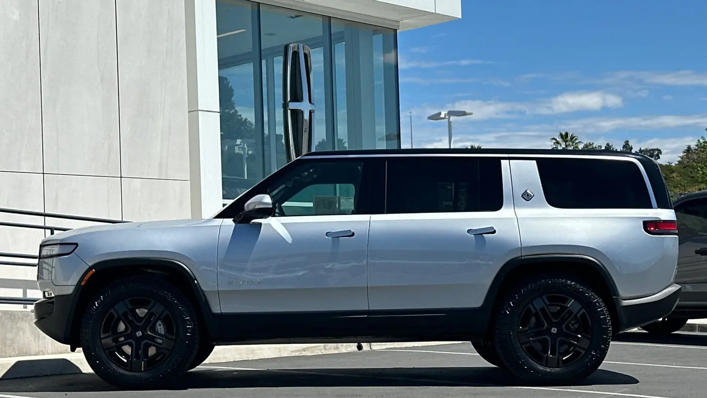 2024 Rivian R1S Adventure