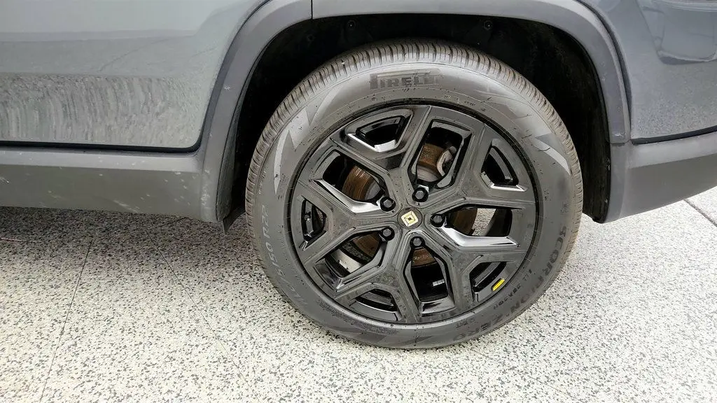 2024 Rivian R1S Adventure