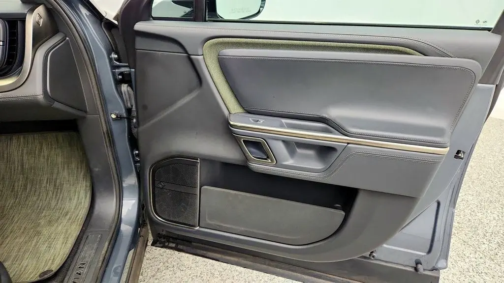 2024 Rivian R1S Adventure
