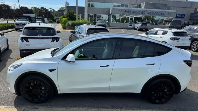 2023 Tesla Model Y Base
