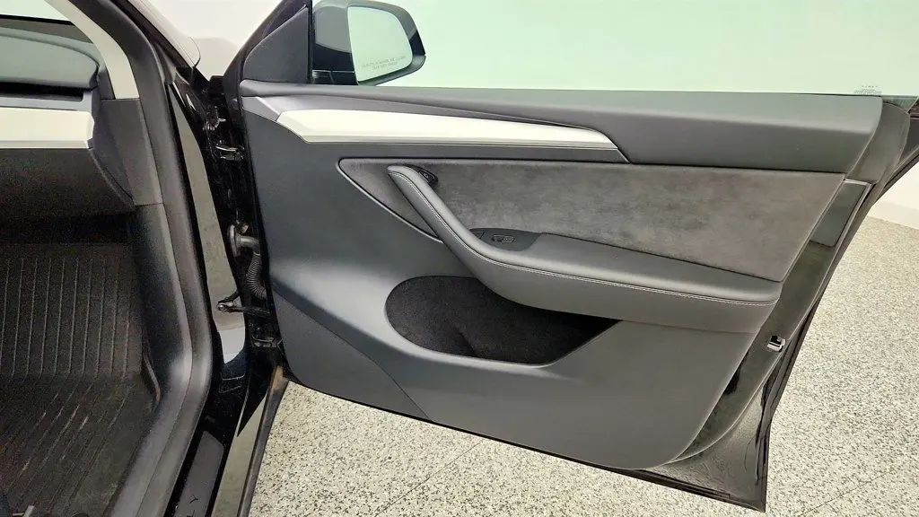 2023 Tesla Model Y Base