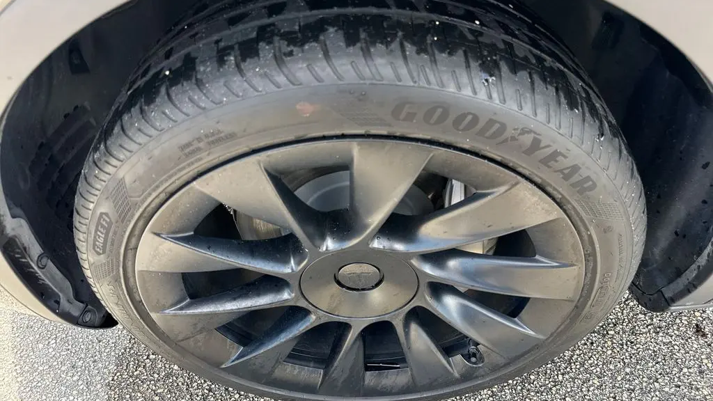 2023 Tesla Model Y Base