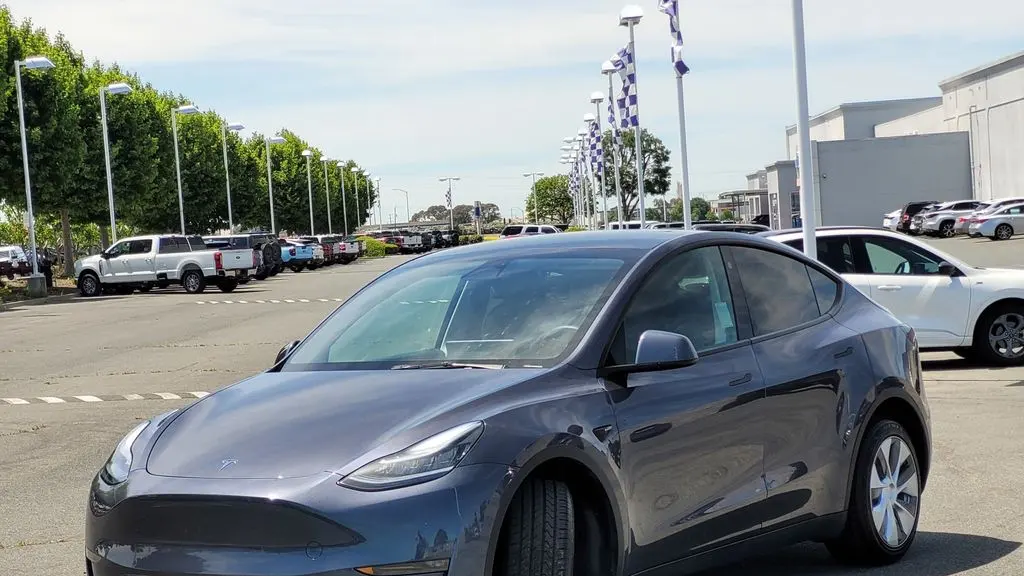 2023 Tesla Model Y Base
