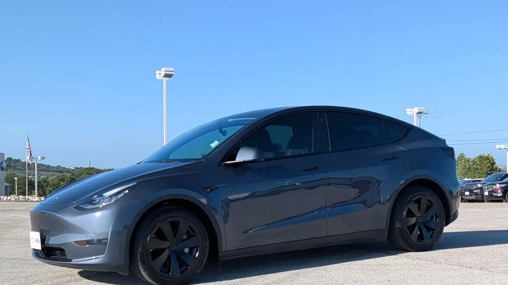 2023 Tesla Model Y Base