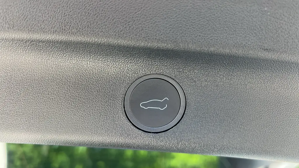 2023 Tesla Model Y Base