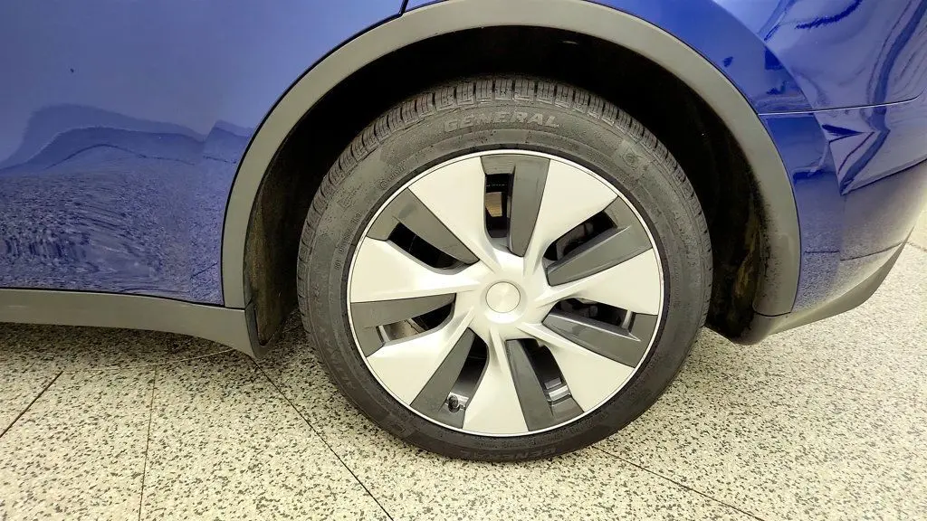 2023 Tesla Model Y Base