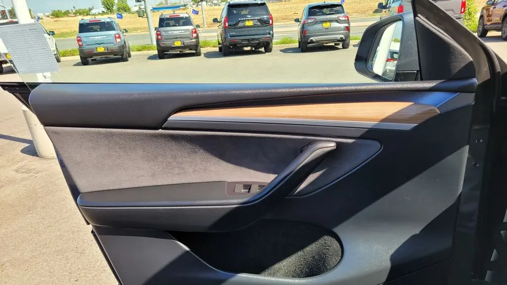 2023 Tesla Model Y Base
