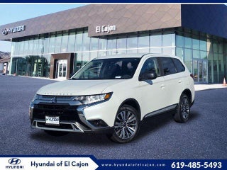 2020 Mitsubishi Outlander with Pearl White Exterior