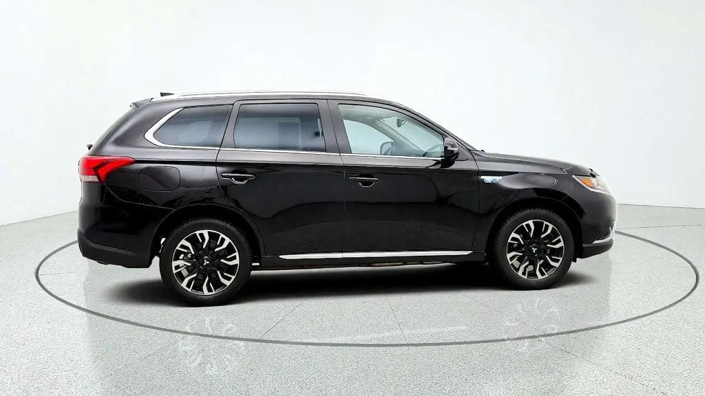 2018 Mitsubishi Outlander - $13,995