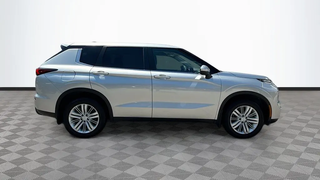 2024 Mitsubishi Outlander ES