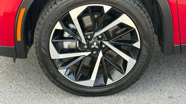 2023 Mitsubishi Outlander SE