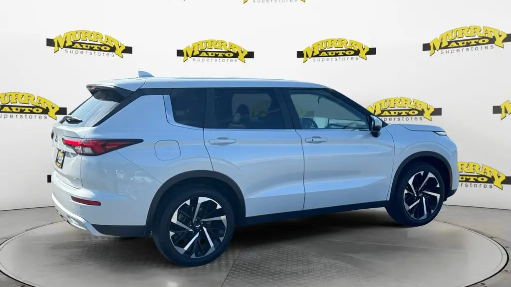 2023 Mitsubishi Outlander SE