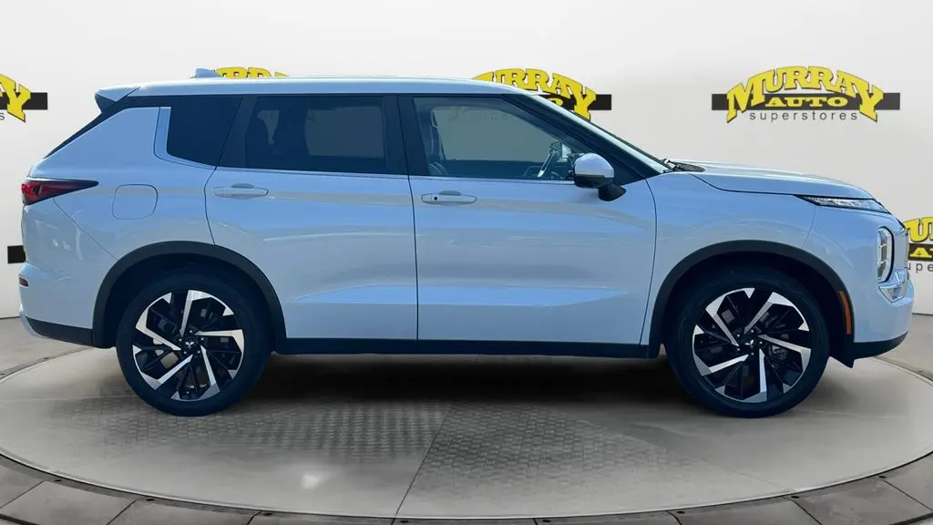 2023 Mitsubishi Outlander SE